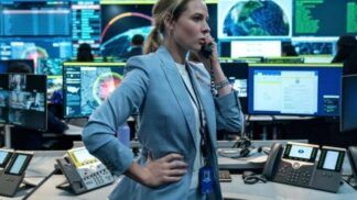 Imagem colorida de mulher em sala com computadores