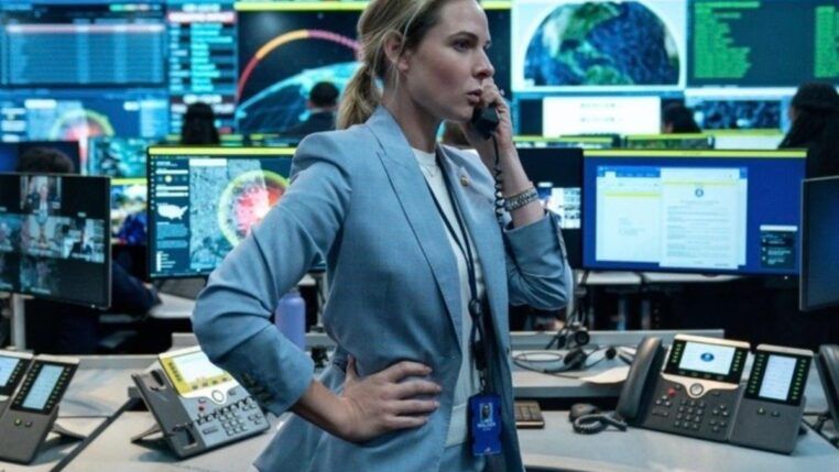 Imagem colorida de mulher em sala com computadores