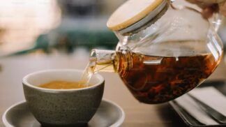 Imagem colorida de chá sendo servido em uma xícara