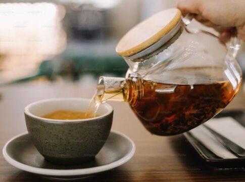 Imagem colorida de chá sendo servido em uma xícara