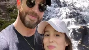 Imagem colorida de Chris Evans e Alba