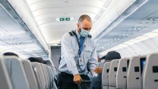 Imagem colorida de comissário de bordo homem em um avião