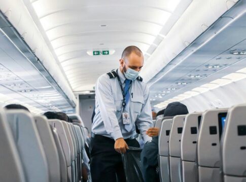 Imagem colorida de comissário de bordo homem em um avião