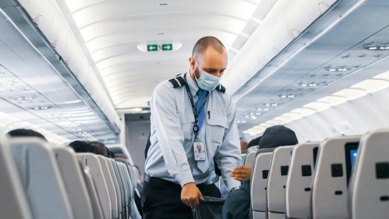 Imagem colorida de comissário de bordo homem em um avião