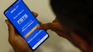 Imagem mostra homem segurando o celular e na tela do aparelho está o aplicativo do FGTS