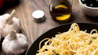 Imagem colorida de macarrão alho e óleo