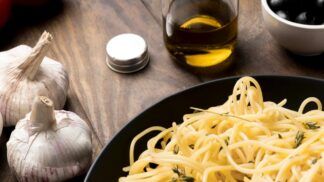 Imagem colorida de macarrão alho e óleo