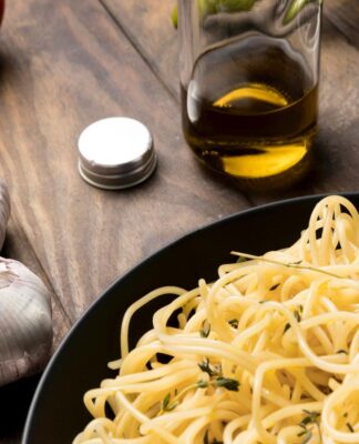 Imagem colorida de macarrão alho e óleo