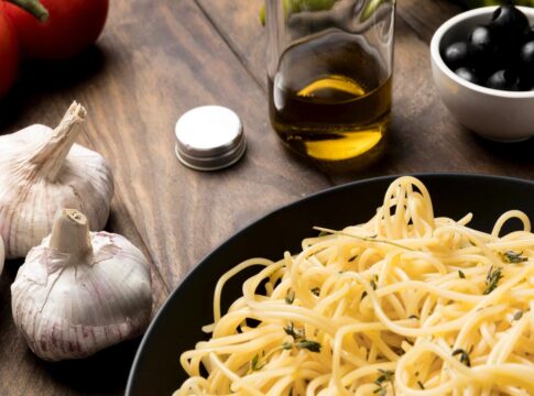 Imagem colorida de macarrão alho e óleo