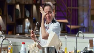 Imagem colorida de participante do Master Chef eliminada