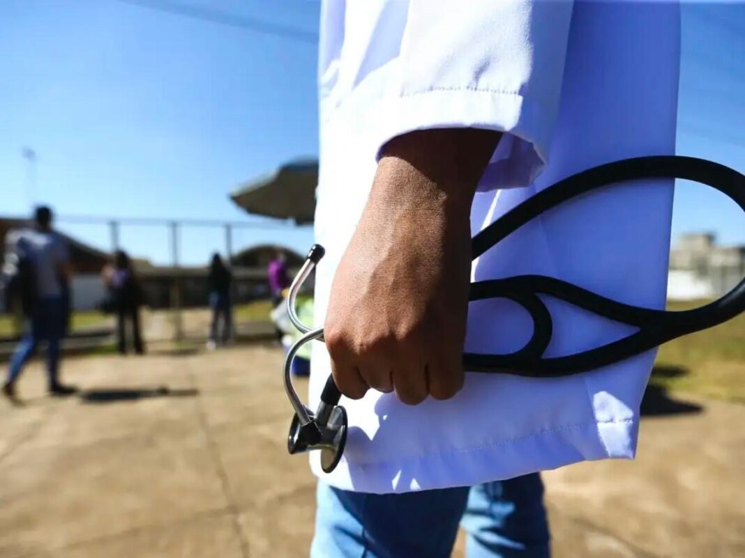 Imagem colorida de médico indo fazer o exame