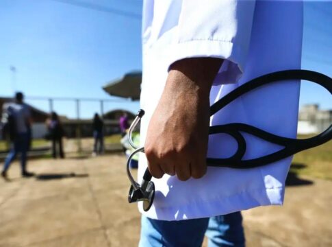 Imagem colorida de médico indo fazer o exame