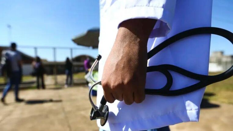 Imagem colorida de médico indo fazer o exame