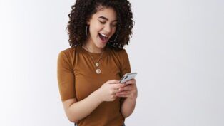 Imagem colorida de mulher no celular