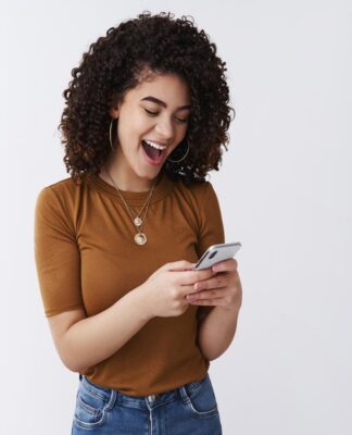 Imagem colorida de mulher no celular