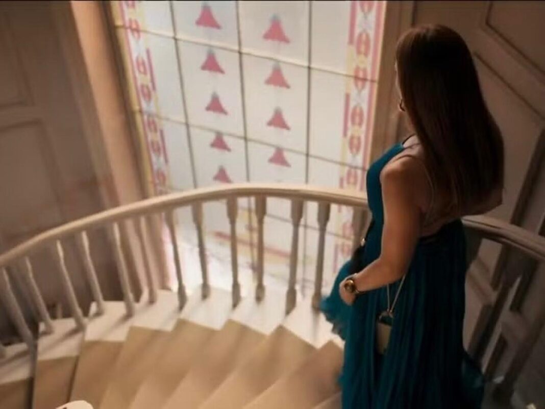 Imagem colorida de mulher descendo escada