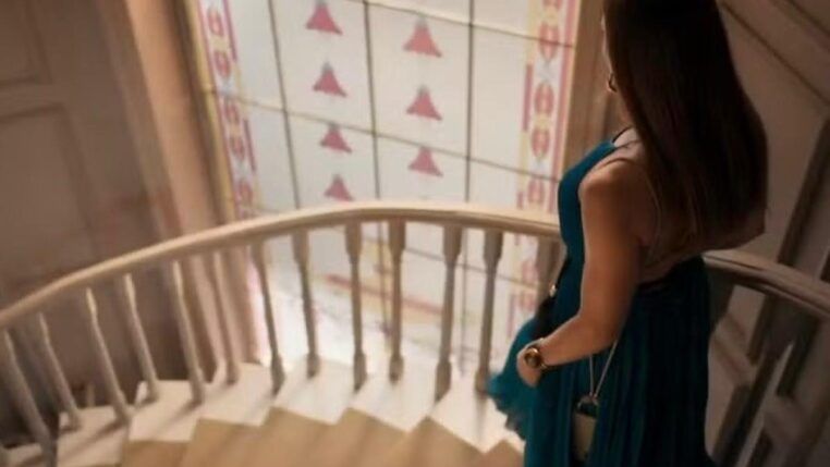 Imagem colorida de mulher descendo escada