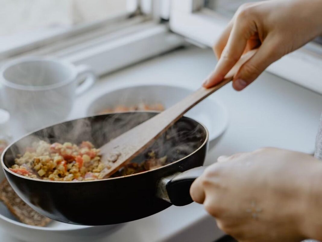Imagem colorida de comida sendo preparada