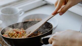Imagem colorida de comida sendo preparada