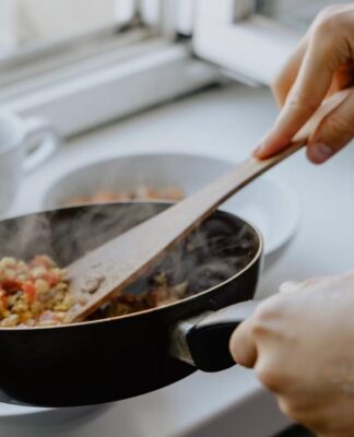 Imagem colorida de comida sendo preparada
