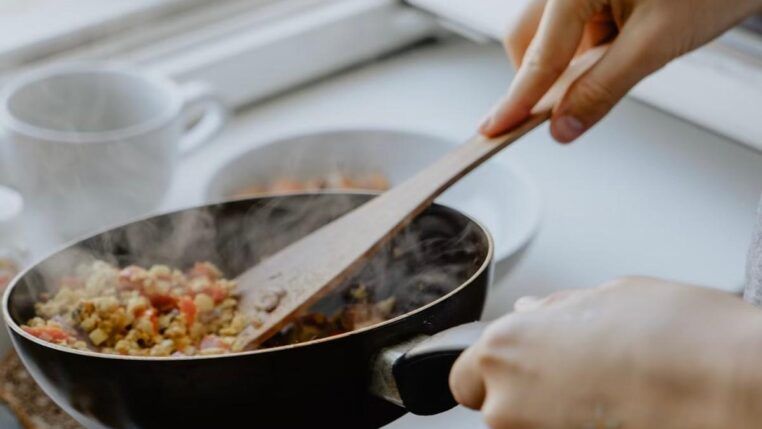 Imagem colorida de comida sendo preparada