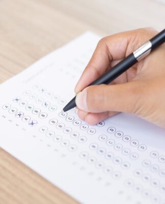 Imagem colorida de pessoa assinalando gabarito