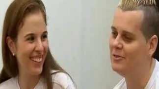 Imagem colorida de duas mulheres