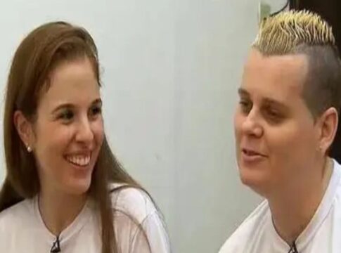 Imagem colorida de duas mulheres