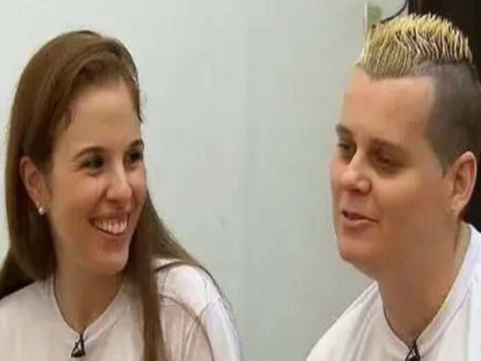 Imagem colorida de duas mulheres