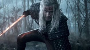 Imagem colorida de homem segurando espada