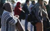 Pessoas agasalhadas na frente fria