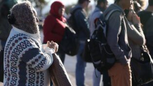 Pessoas agasalhadas na frente fria