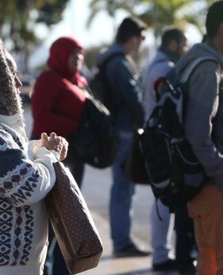 Pessoas agasalhadas na frente fria