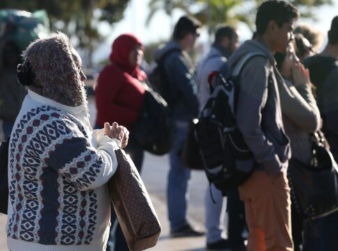 Pessoas agasalhadas na frente fria