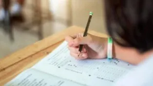 Lápis marcando o gabarito da prova