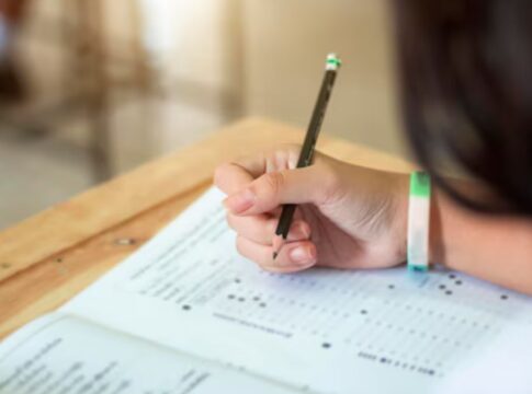Lápis marcando o gabarito da prova