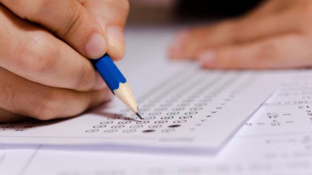 Lápis assinalando gabarito