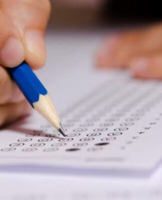 Lápis assinalando gabarito