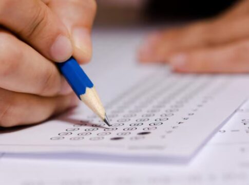 Lápis assinalando gabarito