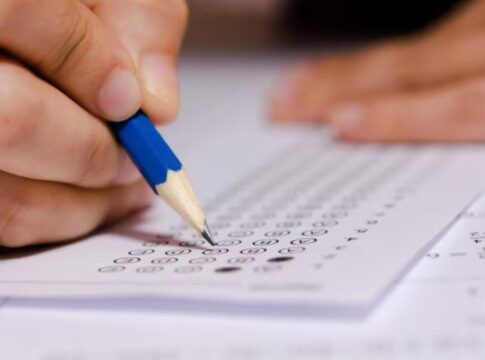 Lápis assinalando gabarito