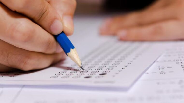 Lápis assinalando gabarito