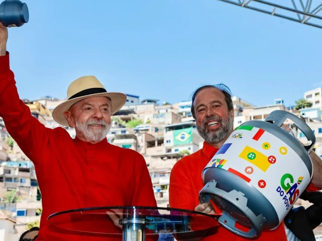 Presidente da República, Luiz Inácio Lula da Silva (PT), e o ministro de Minas e Energia, Alexandre Silveira (PSD) durante cerimônia de anúncio do programa Gás do Povo