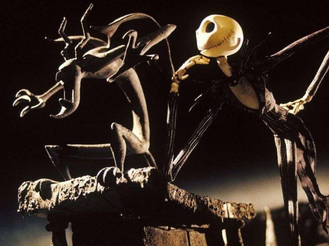 Desenho de um esqueleto ao lado de uma gárgula