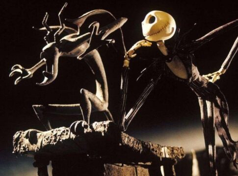 Desenho de um esqueleto ao lado de uma gárgula