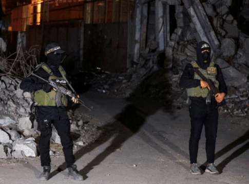 Militantes do Hamas fazem guarda