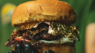 Hambúrguer com ingredientes dourados