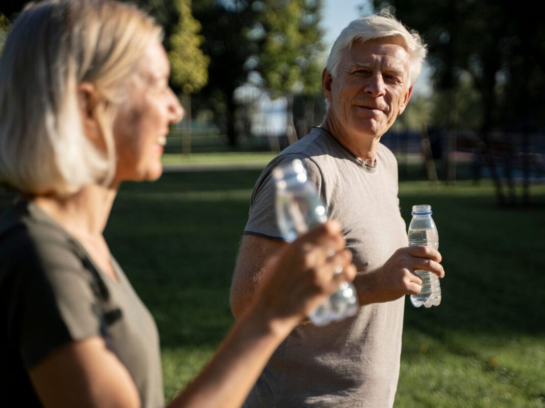 Idosos bebendo água ao ar livre