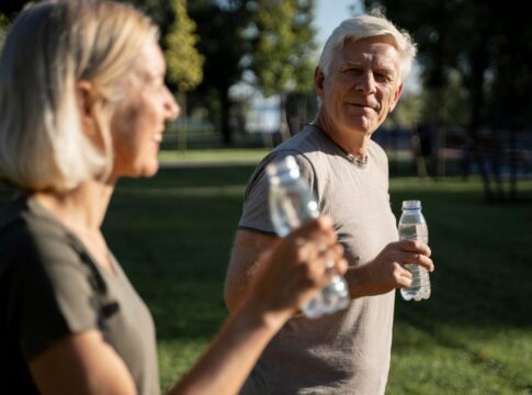 Idosos bebendo água ao ar livre