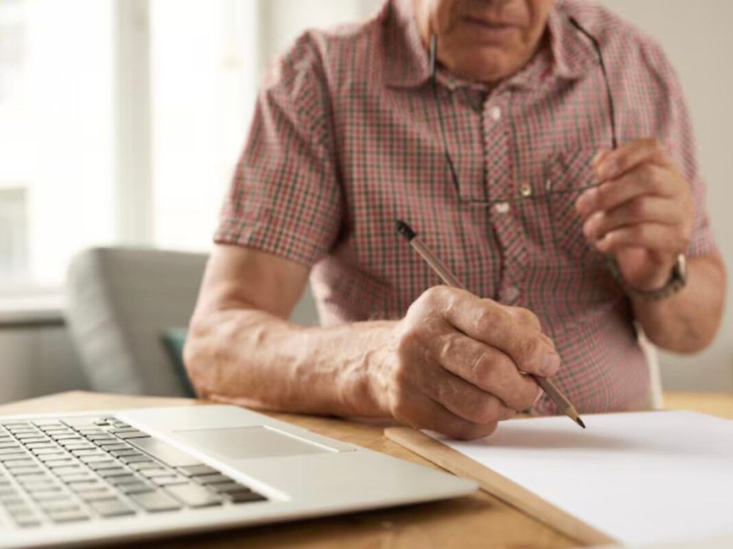 Idoso assinando contrato