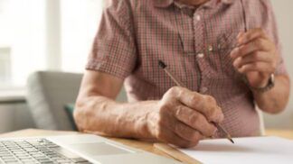 Idoso assinando contrato